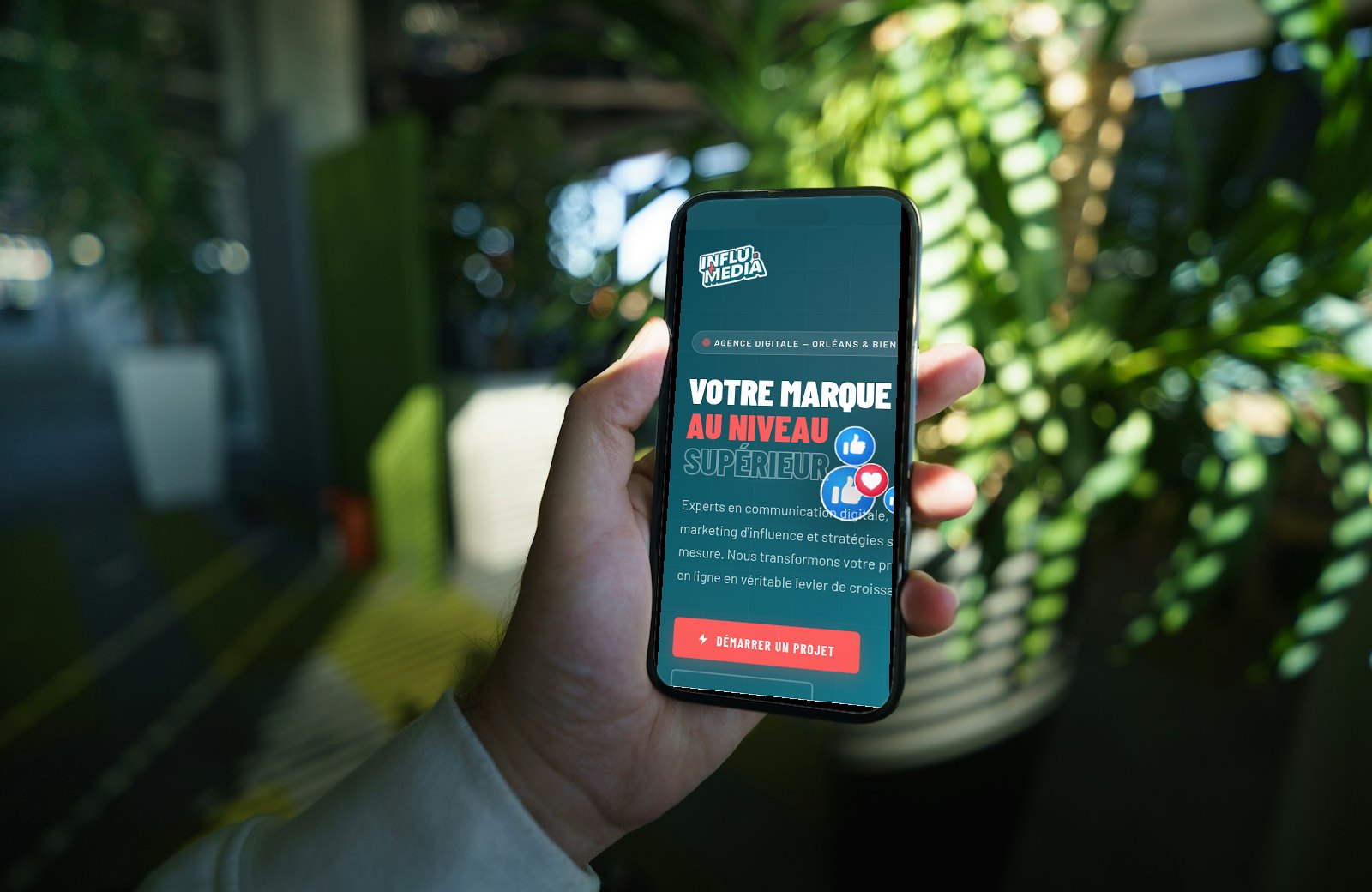 Un visiteur consulte le site Influmedia sur son téléphone
